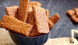 دسر ساده و خوشمزه سوهان کنجدی عسلی