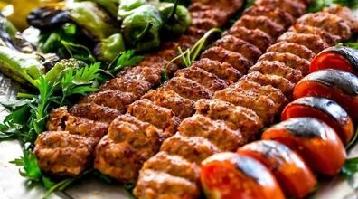 تو کباب کوبیده، چقدر گوشت و دنبه بریزیم؟ | نکات آماده‌ سازی مایه اولیه کباب کوبیده