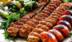 تو کباب کوبیده، چقدر گوشت و دنبه بریزیم؟ | نکات آماده‌ سازی مایه اولیه کباب کوبیده