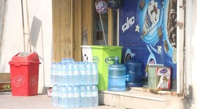 آب معدنی که میذارن جلوی در مغازه رو هرگز نخر! + دلیل