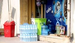 آب معدنی که میذارن جلوی در مغازه رو هرگز نخر! + دلیل