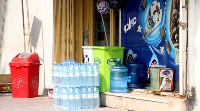 آب معدنی که میذارن جلوی در مغازه رو هرگز نخر! + دلیل