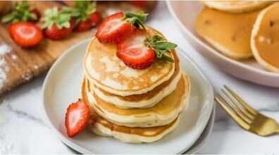 پنکیک توت فرنگی رو به روش هتلی واسه صبحانه درست کن! + طرز تهیه