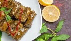 داخل دلمه، چه سبزی و چقدر بریزم؟ | معرفی سبزی های مورد نیاز برای انواع دلمه