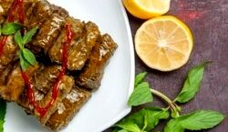 داخل دلمه، چه سبزی و چقدر بریزم؟ | معرفی سبزی های مورد نیاز برای انواع دلمه