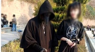 تصویر عجیب از دختر جوان دهه هشتادی با قلاده*
