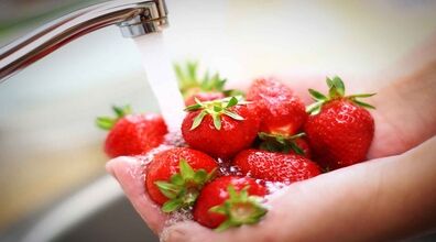 یه عمر توت فرنگی رو اشتباهی میشستی! | 5 روش صحیح و اصولی شستن توت فرنگی + فیلم