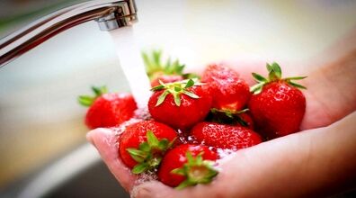 یه عمر توت فرنگی رو اشتباهی میشستی! | 5 روش صحیح و اصولی شستن توت فرنگی + فیلم
