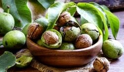 ۵ ترفند ساده براى جدا کردن پوست گردو سبز و تازه + فیلم