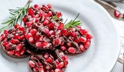 شکلات قالبی انار، یه دسر یلدایی کم هزینه و خوشمزه + طرز تهیه 